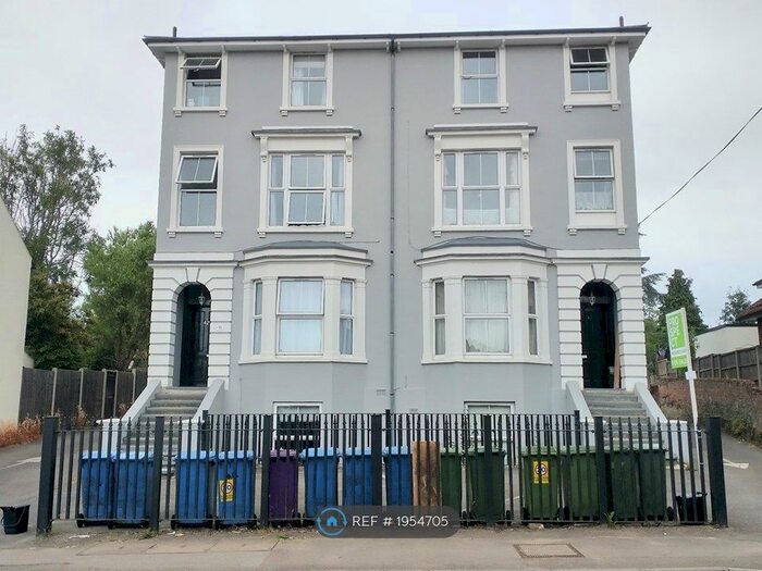 1 Bedroom Flat To Rent In Top Ash Road, Aldershot, GU12