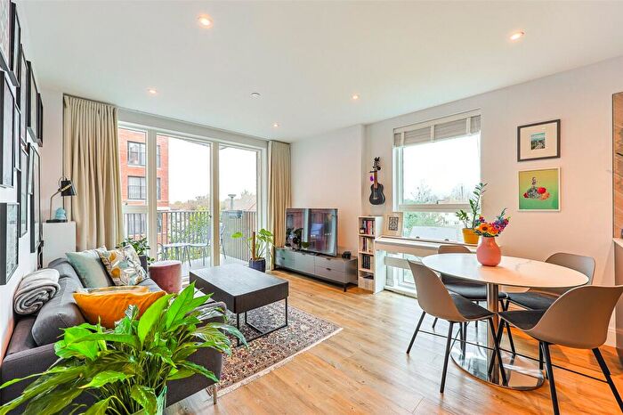 2 Bedroom Apartment For Sale In Memorial Avenue, Slough, Berkshire, SL1