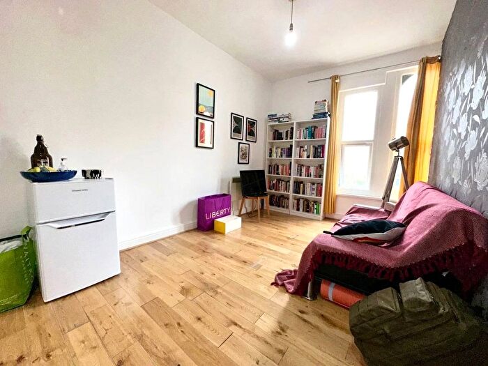 1 Bedroom Flat To Rent In - Peckham Road, London, SE5