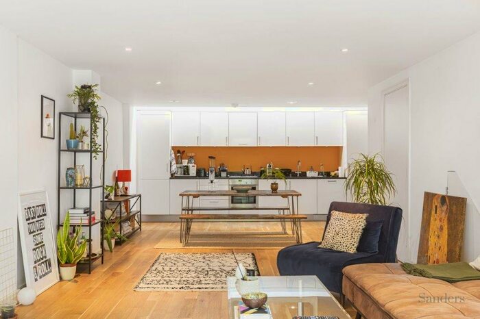 2 Bedroom Flat To Rent In Buckingham Road, Hackney, London, N1