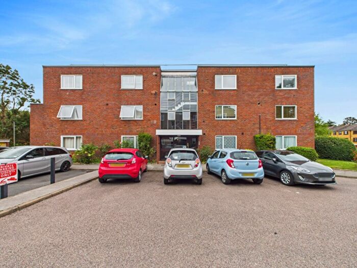 2 Bedroom Flat For Sale In Penrith Close, Beckenham, Kent, BR3