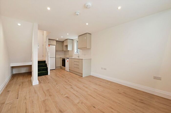 1 Bedroom Flat To Rent In Bowes Road, Arnos Grove, N11
