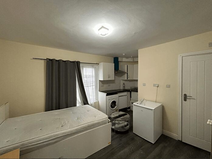 2 Bedroom Flat To Rent In Beaconsfield Road, UB1