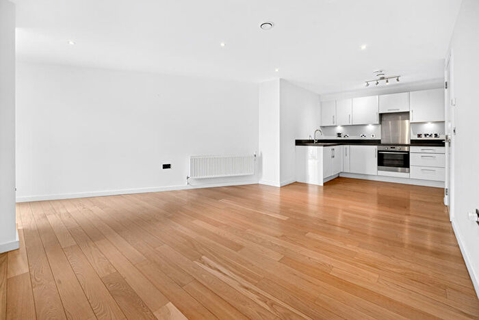 2 Bedroom Apartment To Rent In Britannia Walk, Islington, London, N1