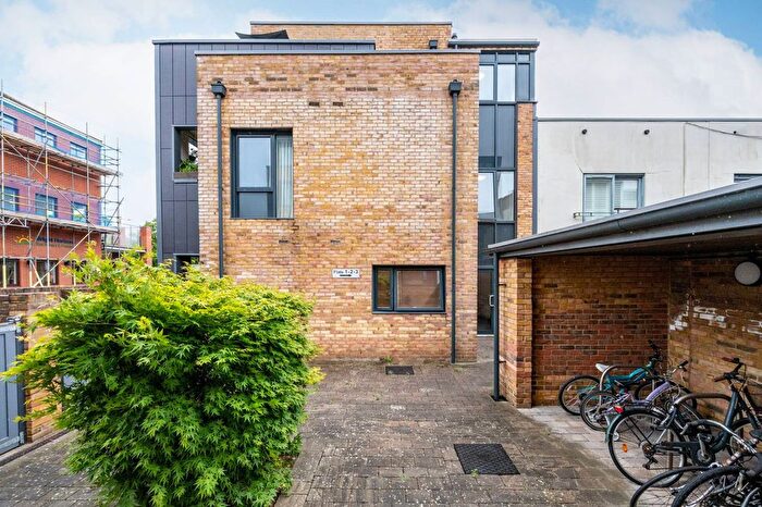 2 Bedroom Flat To Rent In Orchard Road, Richmond, TW9