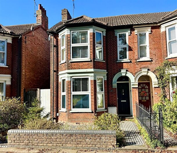 3 Bedroom Semi Detached House For Sale In Murray Road, Ipswich, IP3