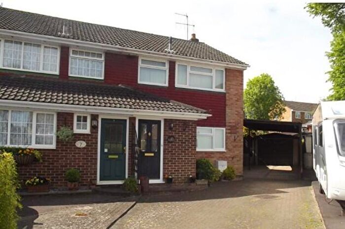 3 Bedroom Semi Detached House To Rent In Addlestone, Surrey, KT15