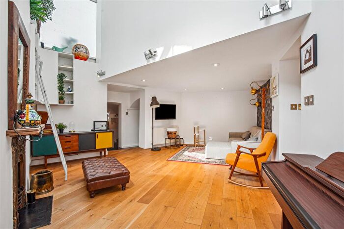 2 Bedroom Flat To Rent In Ashchurch Grove, London, W12