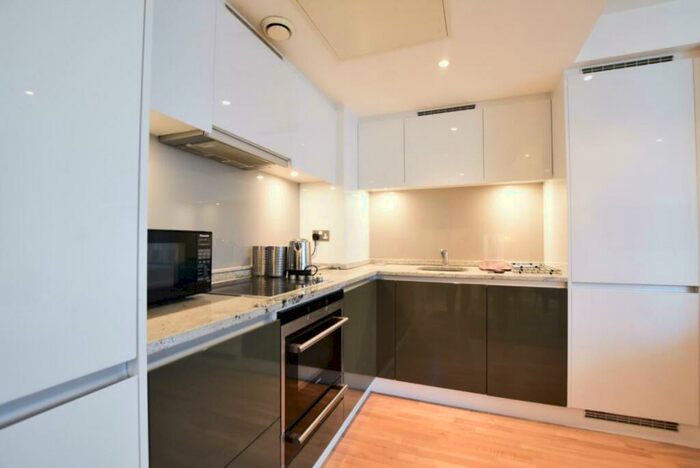 1 Bedroom Flat For Sale In Landmark West Tower, Marsh Wall, London, E14