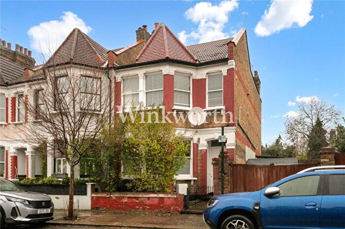 1 Bedroom Apartment For Sale In Kirkstall Avenue, London, N17