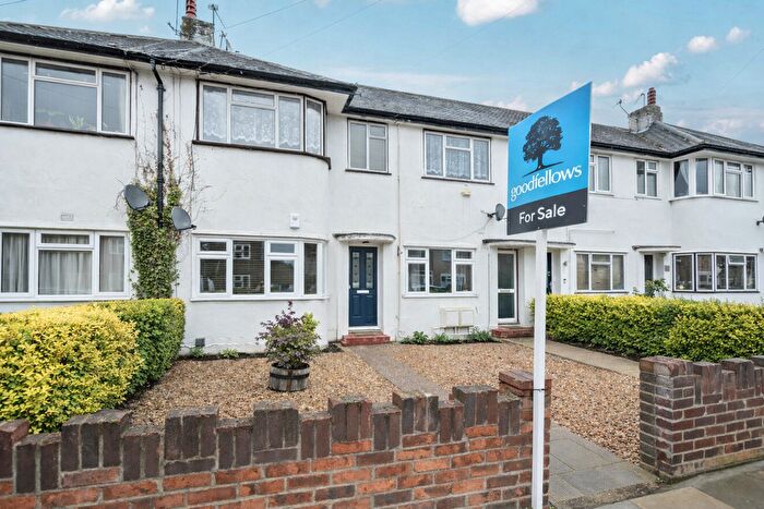 2 Bedroom Maisonette For Sale In Baron Grove, Mitcham, CR4