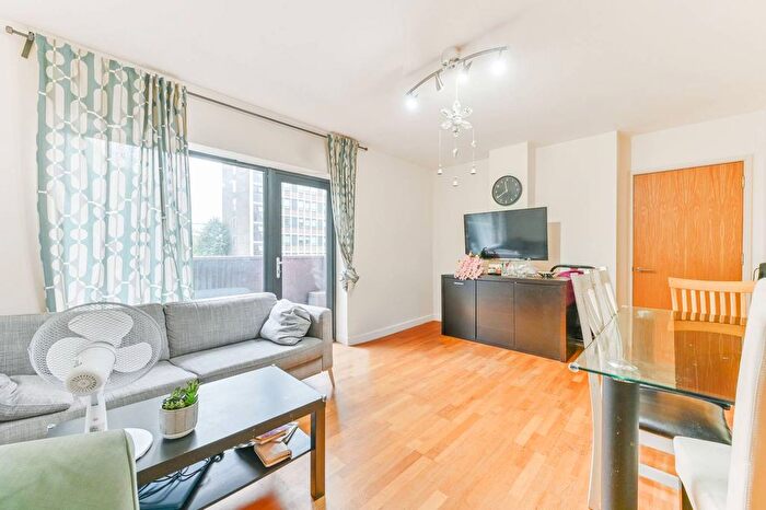 2 Bedroom Flat To Rent In Radnor House, Norbury, London, SW16
