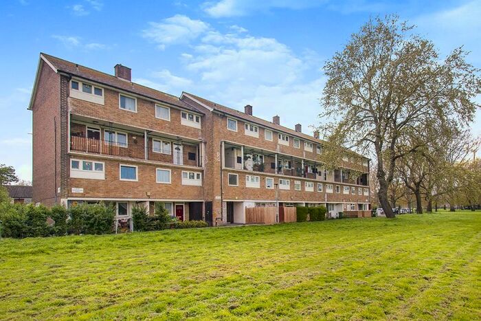 3 Bedroom Flat To Rent In Godstow Road, London, SE2