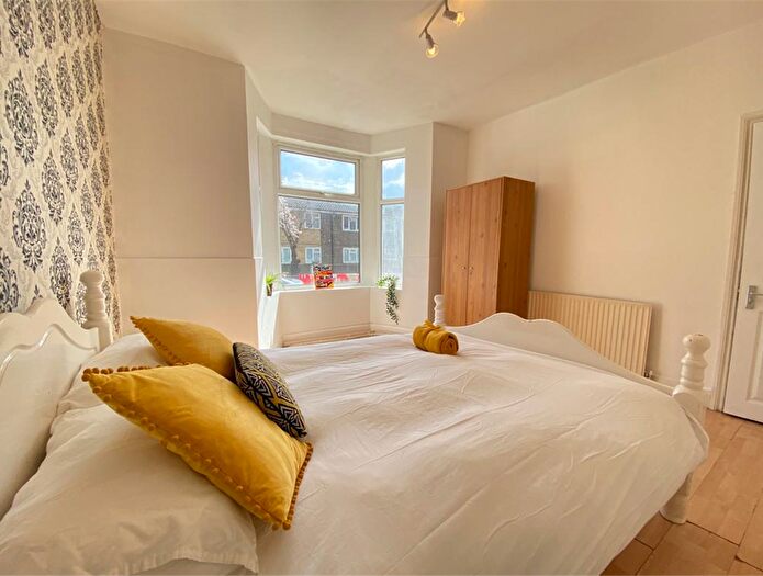 5 Bedroom Flat To Rent In Embleton Road, London, SE13