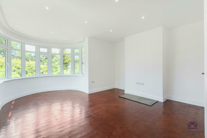 3 Bedroom Flat To Rent In Edgware Court, Edgware, Greater London, HA8