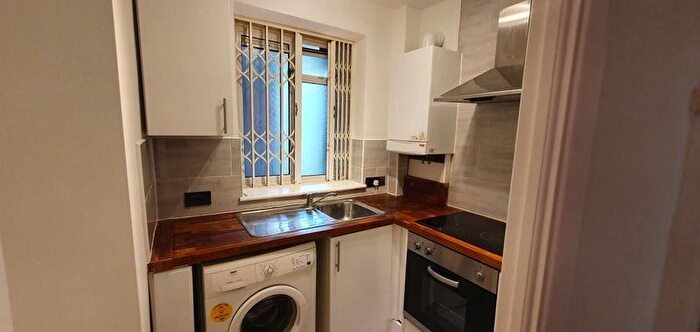 2 Bedroom Flat To Rent In Brewster Gardens, London, W10