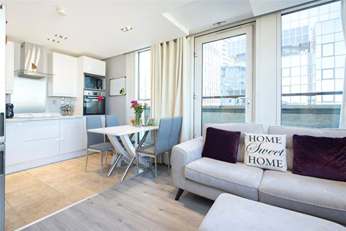 2 Bedroom Flat To Rent In City Tower, Limeharbour, E14