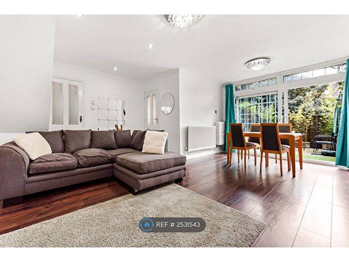 3 Bedroom Flat To Rent In Moorgreen House, London, EC1V