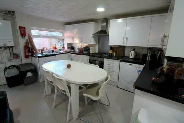 6 Bedroom Terraced House To Rent In Richmond Road Cardiff, CF24