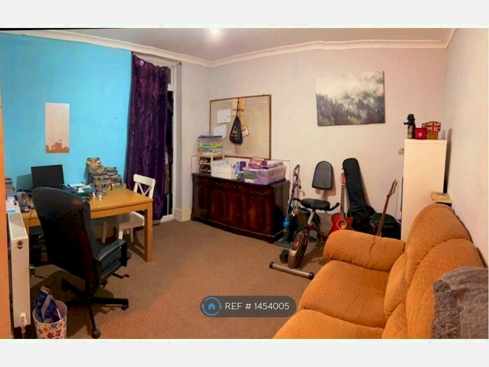 1 Bedroom Flat To Rent In Manbey Grove, London, E15