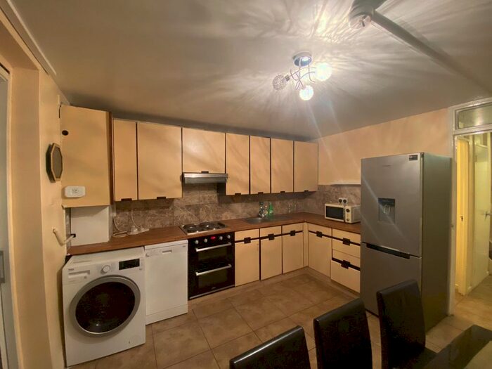 4 Bedroom Town House To Rent In Erskine Crescent, Tottenham Hale N17