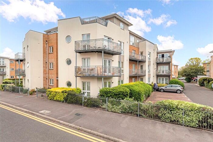 2 Bedroom Flat To Rent In Chertsey, Surrey, KT16
