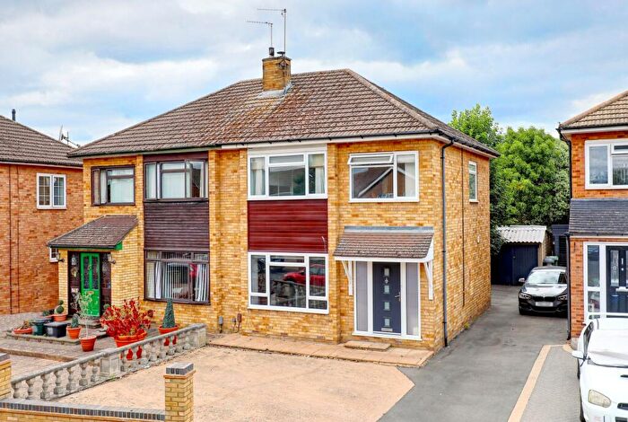 3 Bedroom Semi-Detached House For Sale In Ashdown Crescent, Cheshunt, EN8