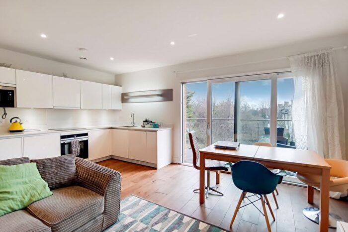 2 Bedroom Flat For Sale In Oakhill Road, London, SW15