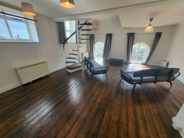 1 Bedroom Apartment To Rent In Stainland Road, Holywell Green, HX4