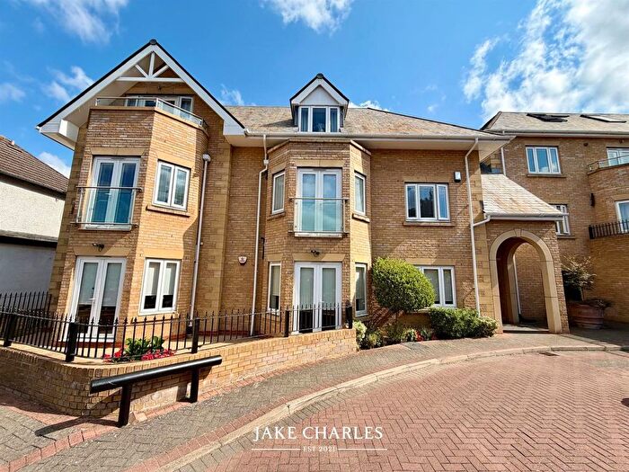 3 Bedroom Flat To Rent In Slades Hill, Enfield, EN2