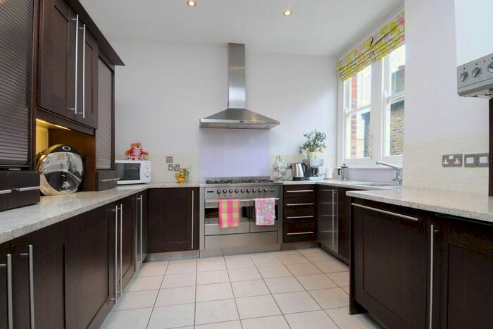 3 Bedroom Flat To Rent In Park Hill, Abbeville Village, London, SW4