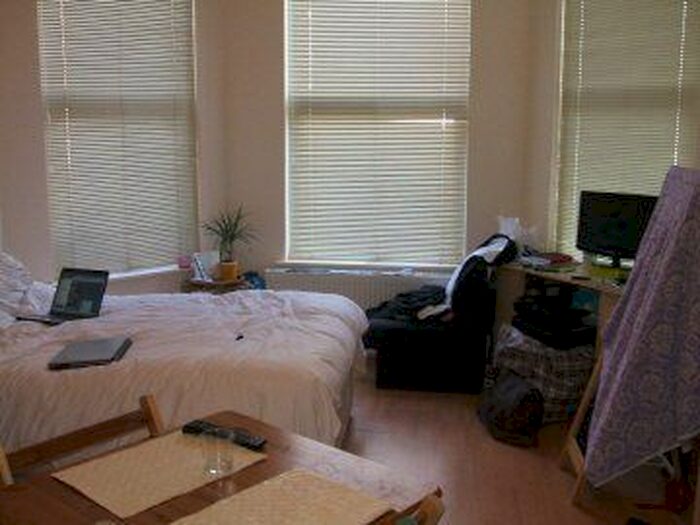Studio To Rent In Manstone Road, London, NW2