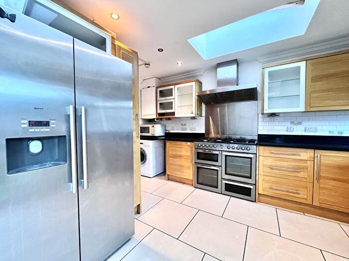 5 Bedroom Semi-Detached House To Rent In The Vale, Cricklewood, NW11