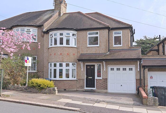 4 Bedroom Semi Detached House For Sale In Hillside Gardens, Barnet, EN5