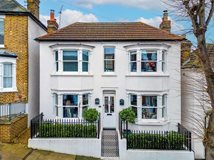 2 Bedroom Detached House For Sale In Hadleigh Road, Leigh-On-Sea, SS9