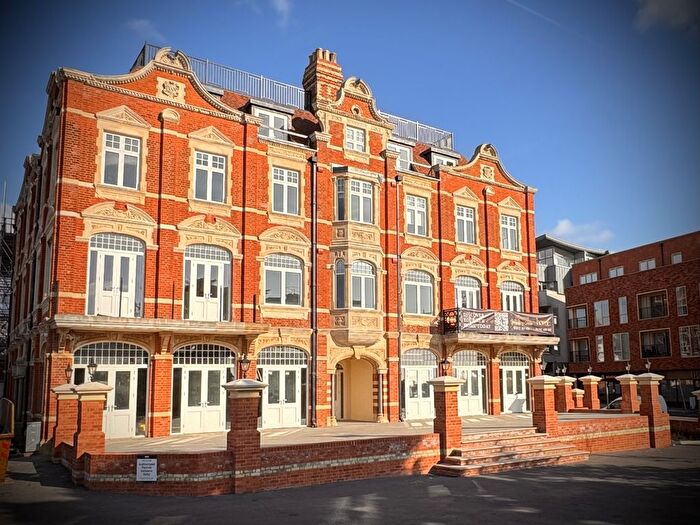 2 Bedroom Flat For Sale In The Grand Apartments, Leigh-On-Sea, SS9