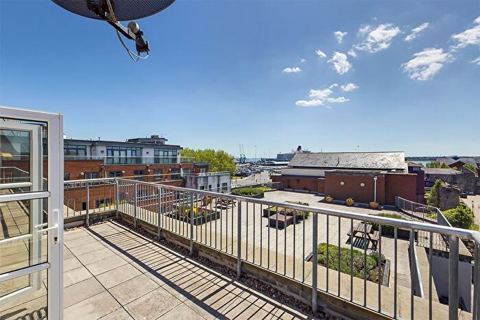 2 Bedroom Flat To Rent In City Court Lower Canal Walk, Southampton, Hampshire, SO14