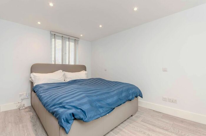3 Bedroom Flat To Rent In Antrobus Road, Chiswick, London, W4