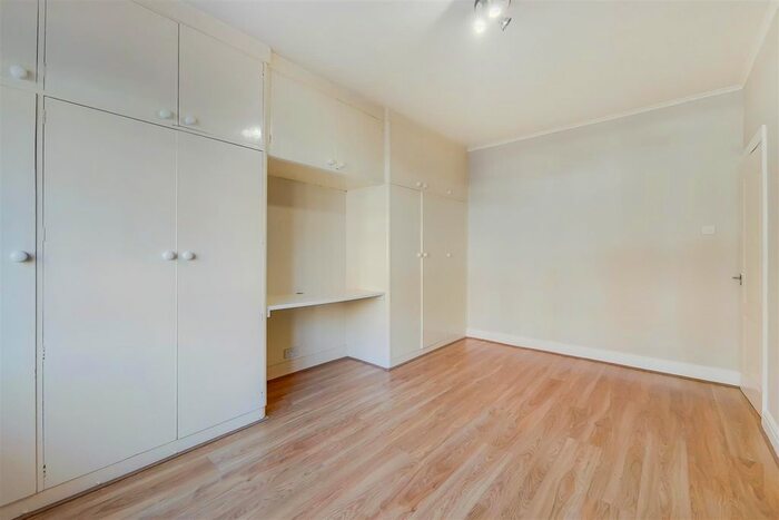 2 Bedroom Flat For Sale In Courtleigh, Bridge Lane, Temple Fortune, NW11