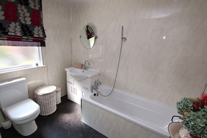 2 Bedroom Bungalow For Sale In Main Road, Humberston Fitties, DN36
