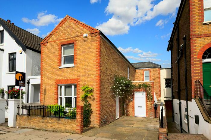 4 Bedroom Detached House To Rent In The Vineyard, Richmond, TW10