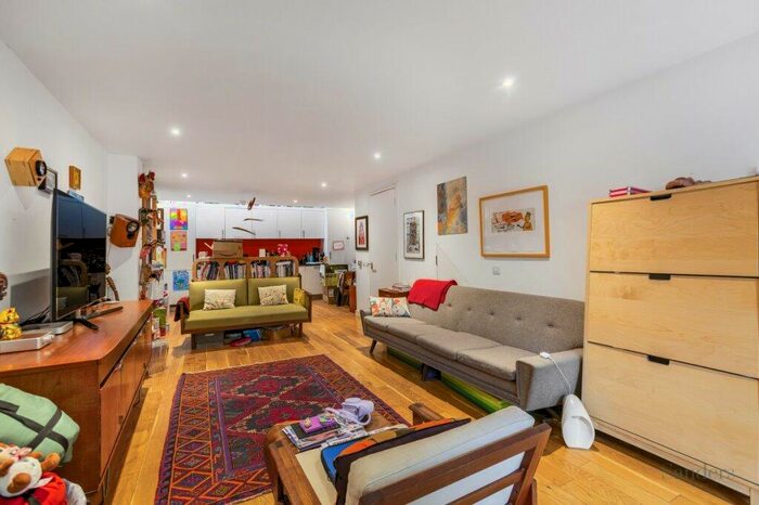 2 Bedroom Flat To Rent In Buckingham Road, Hackney, London, N1