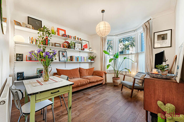 2 Bedroom Flat For Sale In Daubeney Road, Hackney, E5