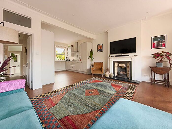 4 Bedroom Flat For Sale In Greenham Road, London, N10