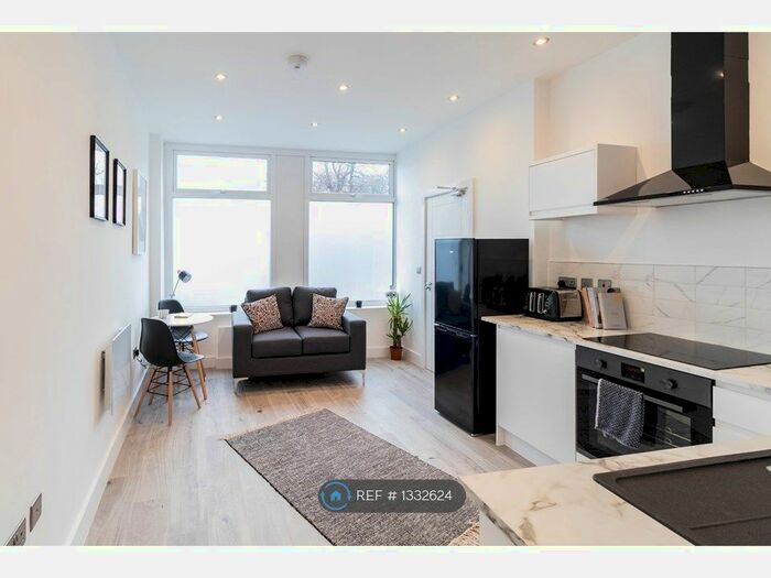 2 Bedroom Flat To Rent In Wellington Street, Stockport, SK1