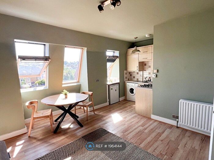1 Bedroom Flat To Rent In Potters Road, Barnet, EN5