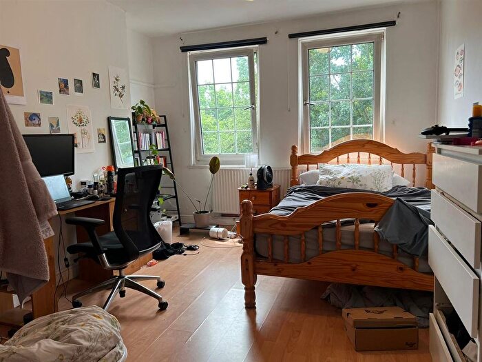 3 Bedroom Flat To Rent In Burns House, Cornwall Avenue, London, E2