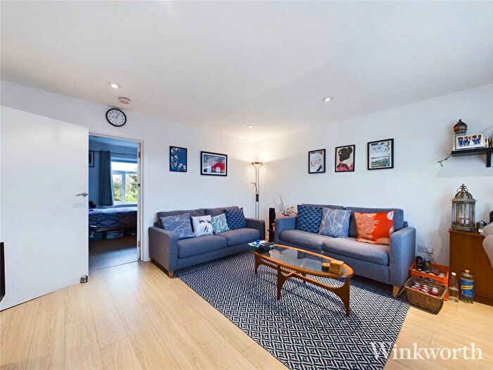 2 Bedroom Flat To Rent In The Grove, London, Uk, W5