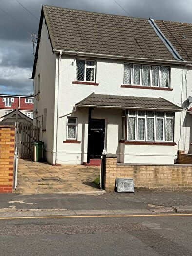 4 Bedroom Semi-Detached House To Rent In St. Johns Road, Ilford, IG2
