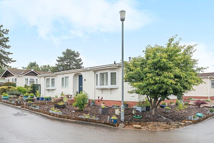 2 Bedroom Mobile/park Home For Sale In Oaklands Park, Roughton Moor, Woodhall Spa, LN10